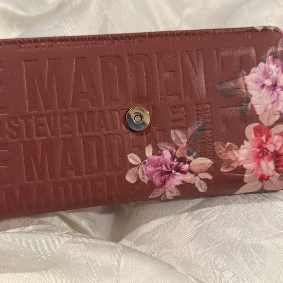 Brand new Steve Madden clutch wristlets bag with flower design - Picture 6 of 9